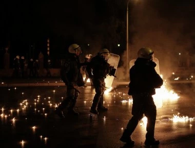 Συγκρούσεις πολιτών με δυνάμεις ασφαλείας στην Θεσσαλονίκη - Πολλοί τραυματίες- 8 συλλήψεις